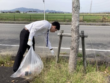 店舗周辺の清掃を行いました